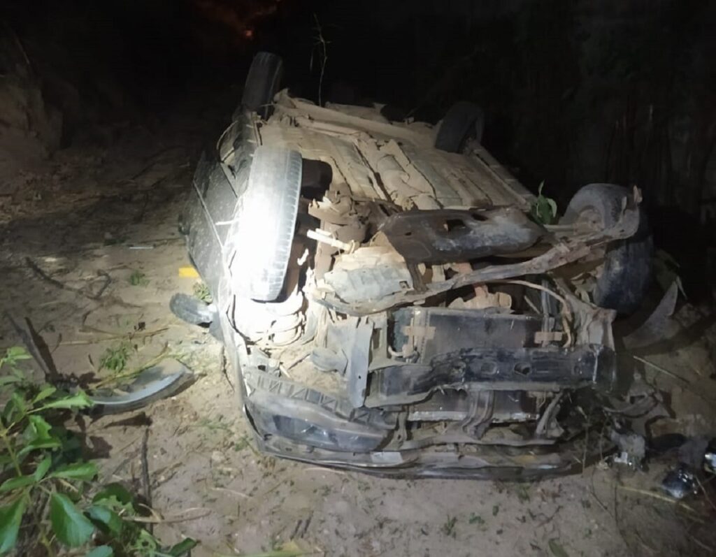 Carro Sai Da Pista E Capota Na Mg Em Ita Na