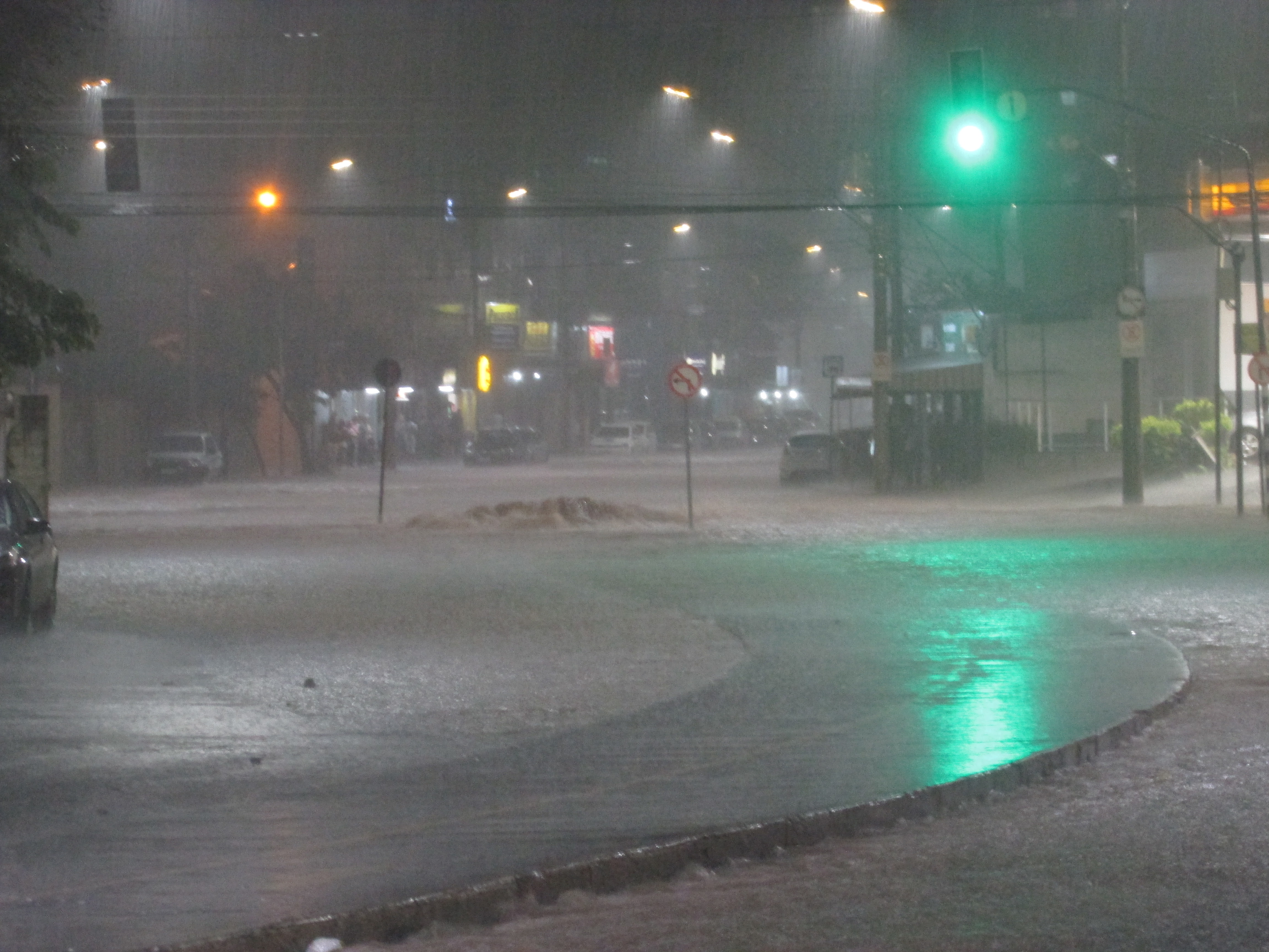 Temporal inunda a Jove Soares na noite deste domingo (10); veja imagens