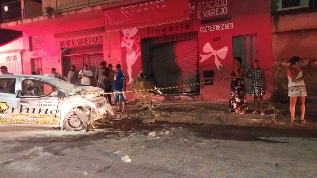 Motorista perde o controle e atinge loja no Novo Horizonte; populares contém princípio de incêndio