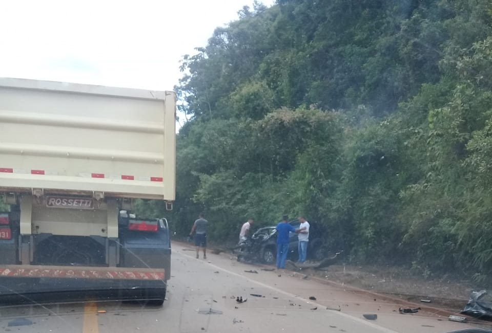 Carro colide com carreta na MG-431 em Itatiaiuçu; vítima foi socorrida por populares