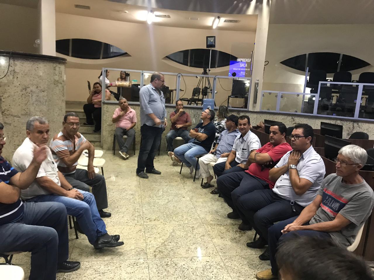 Aplicativo de mobilidade já tem 30 motoristas cadastrados em Itaúna; taxistas apresentam exigências