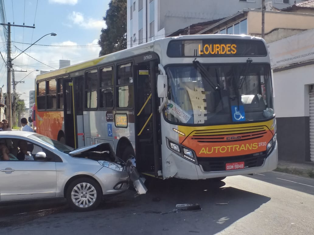 Carro colide com coletivo da Autotrans na Getúlio Vargas com Pereira Lima; cruzamento apresenta alto risco de acidentes