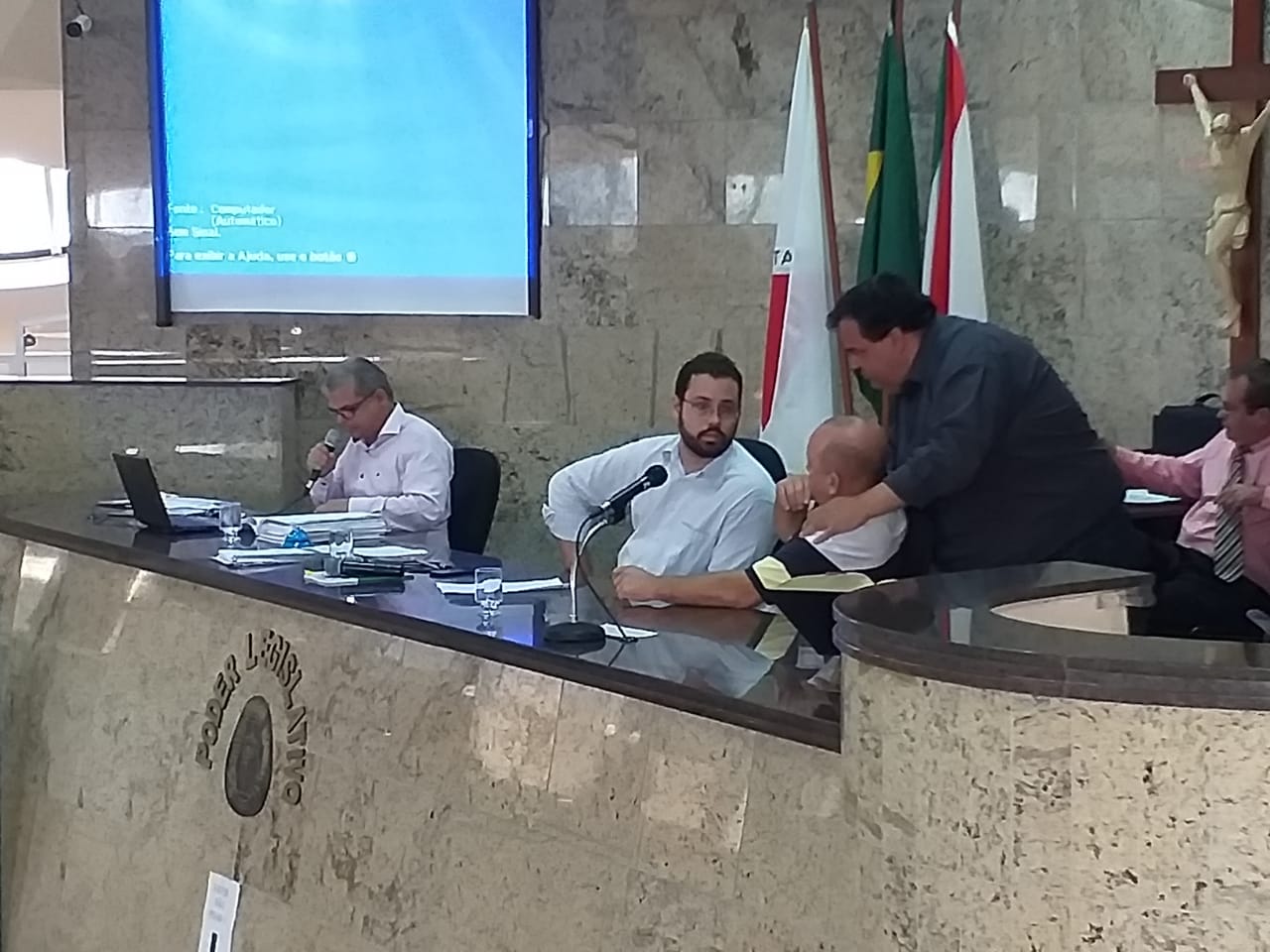 Decisão sobre a cassação de Lequinho fica para quarta-feira (3); dez vereadores votaram a favor do adiamento