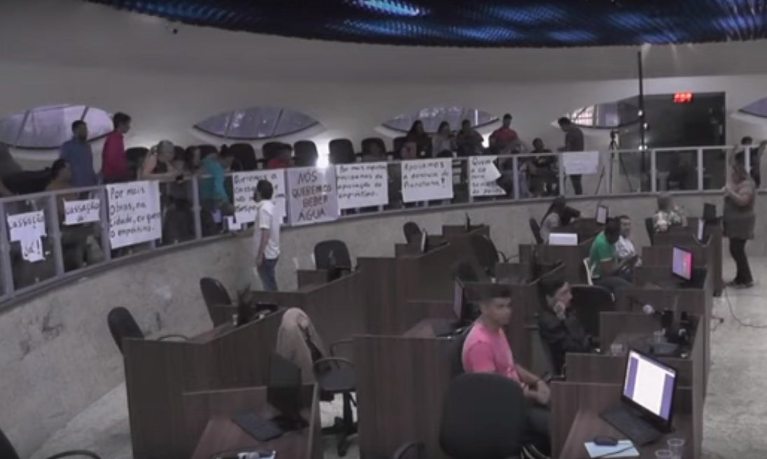 #Circo? Câmara alega defeito, distorce datas e não disponibiliza imagens para identificar faixas contra vereadores em plenário