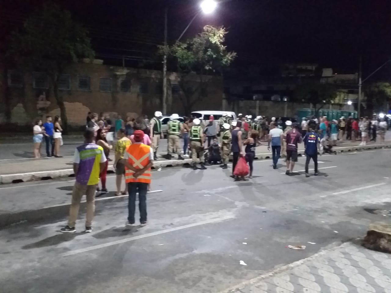 Tumulto no fim do Carnaval na Jove Soares termina com dois esfaqueados; confira as imagens!