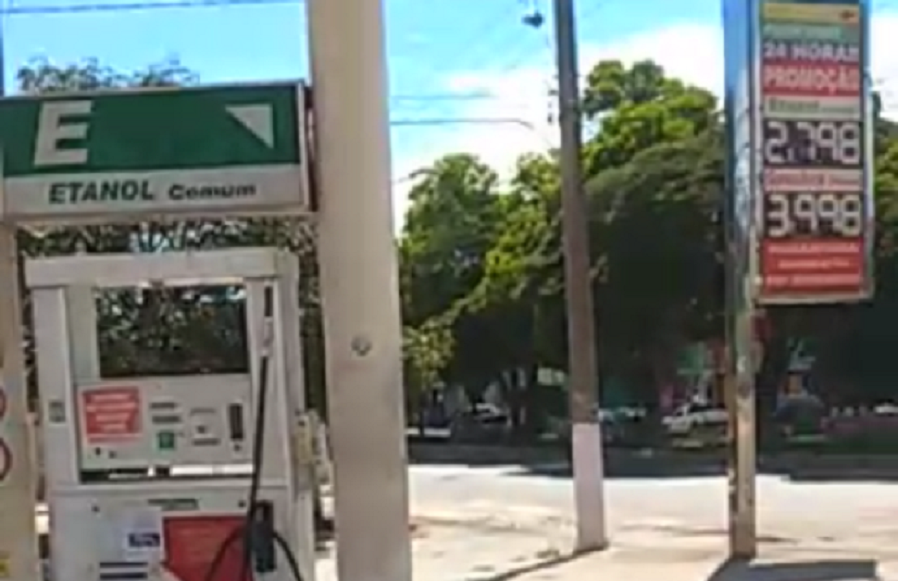Em vídeo, consumidor indignado cobra redução do preço da gasolina em Itaúna, o maior da região; entenda!