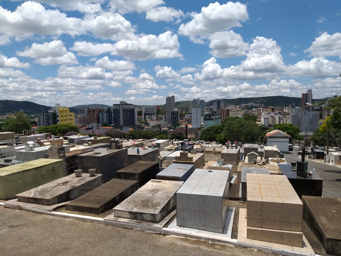 Número de óbitos em Itaúna permanece estável em março e abril, segundo  Prefeitura; aglomeração em velórios é problema