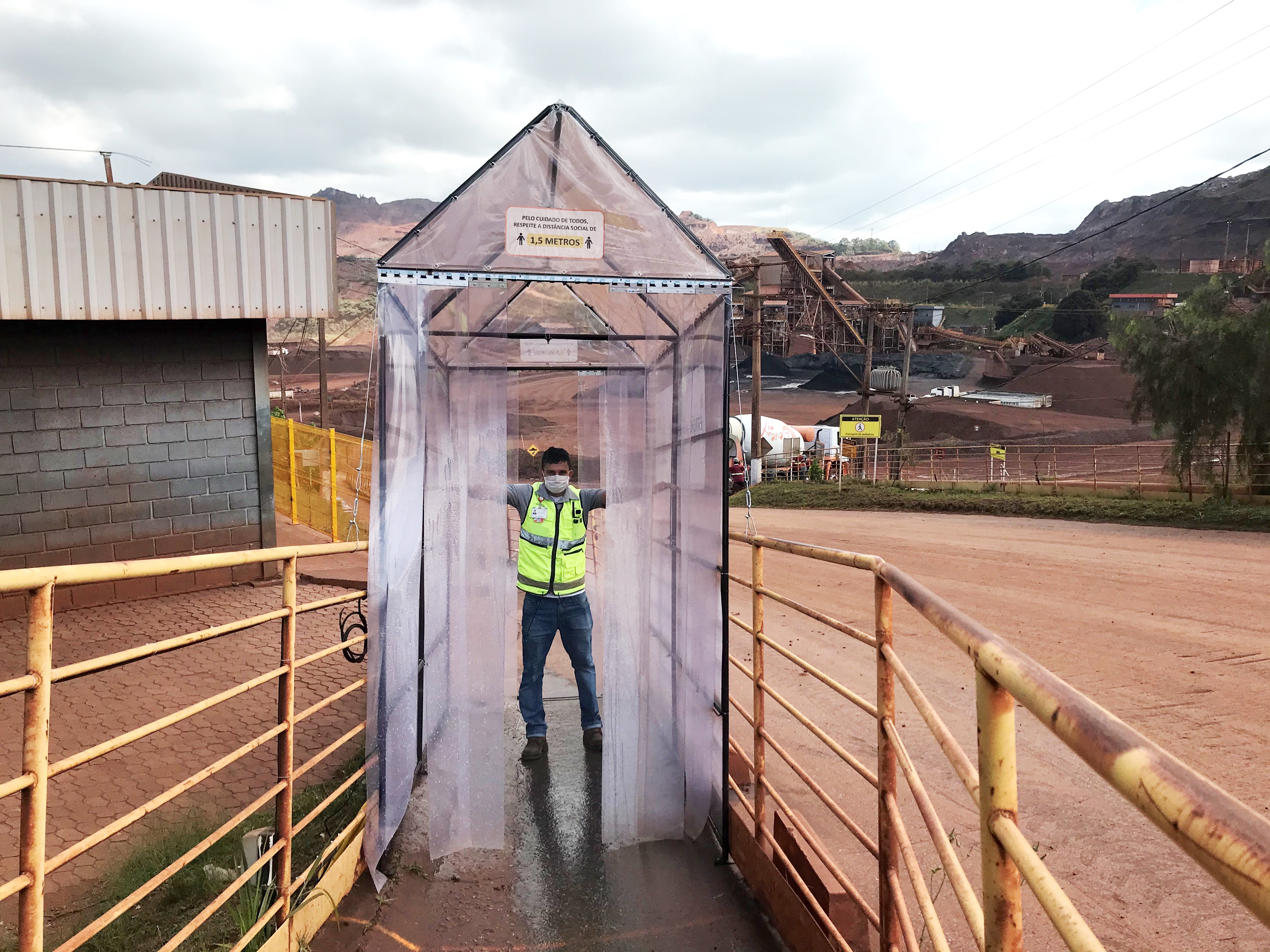 Mineradora de Itatiaiuçu adota túnel de sanitização para prevenir a contaminação de funcionários
