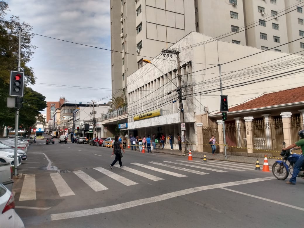 Semáforos reduzirão tráfego parado na Praça Dr. Augusto pela metade, diz Trânsito; vereadores criticam