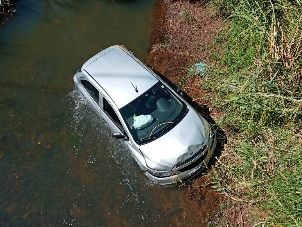 Carro cai no Rio São João após colidir com motocicleta em cruzamento; confira as imagens do acidente