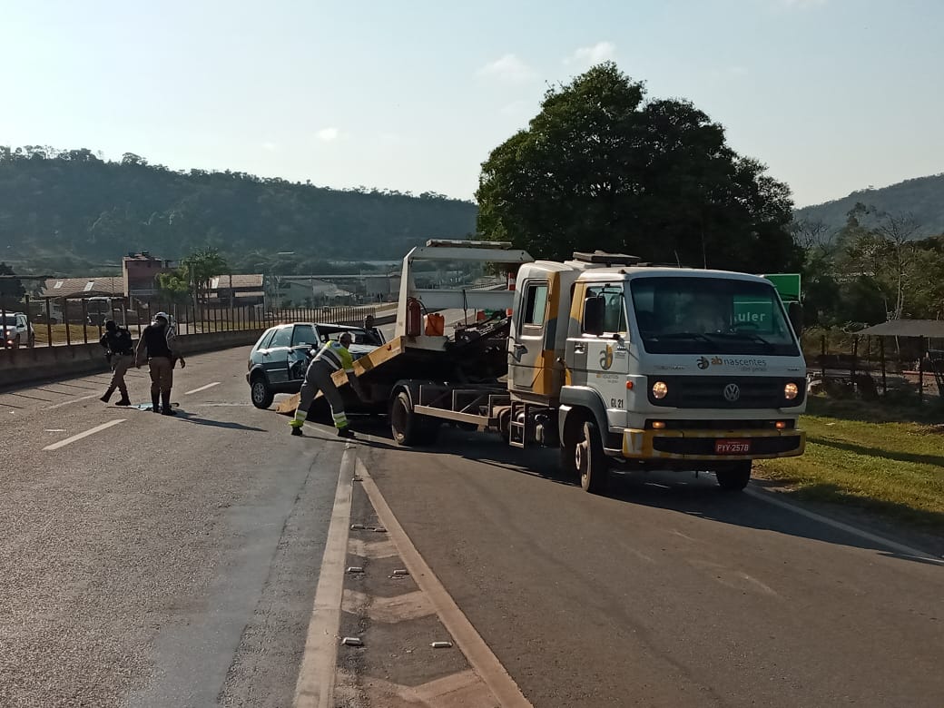 #Acidente Motorista capota carro após ser fechado na MG-050, em Itaúna; confira fotos e vídeos