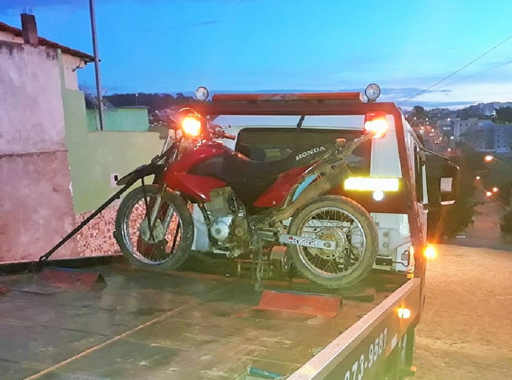 Menor em motocicleta sem placa tenta fugir da PM no Santa Edwiges, mas é apreendido portando droga