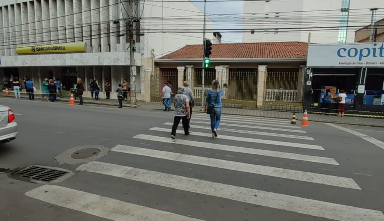 Trânsito quer apoio para campanha sobre novos semáforos na Praça Dr. Augusto; mulher é atropelada