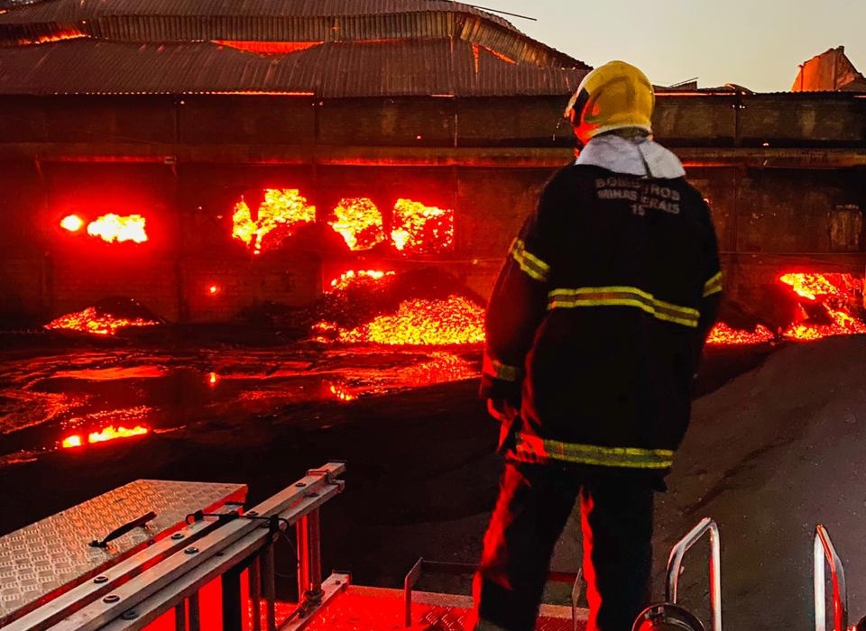 20 dias: Bombeiros contém incêndio na Ferguminas