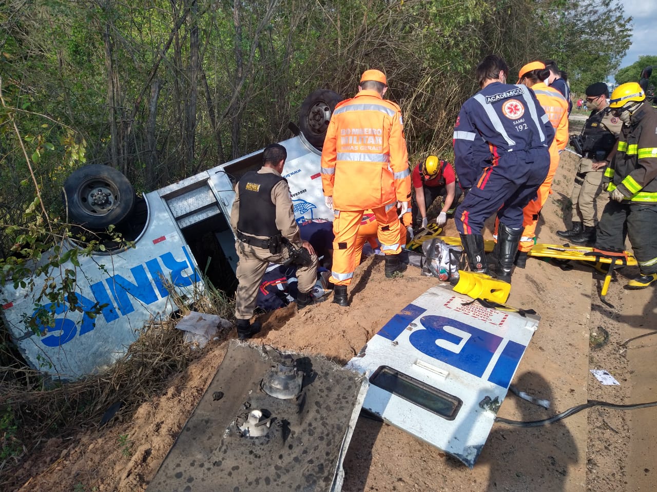 Carro-forte capota na AMG-0345 em Carmo do Cajuru; homem morre e outros três ficam feridos