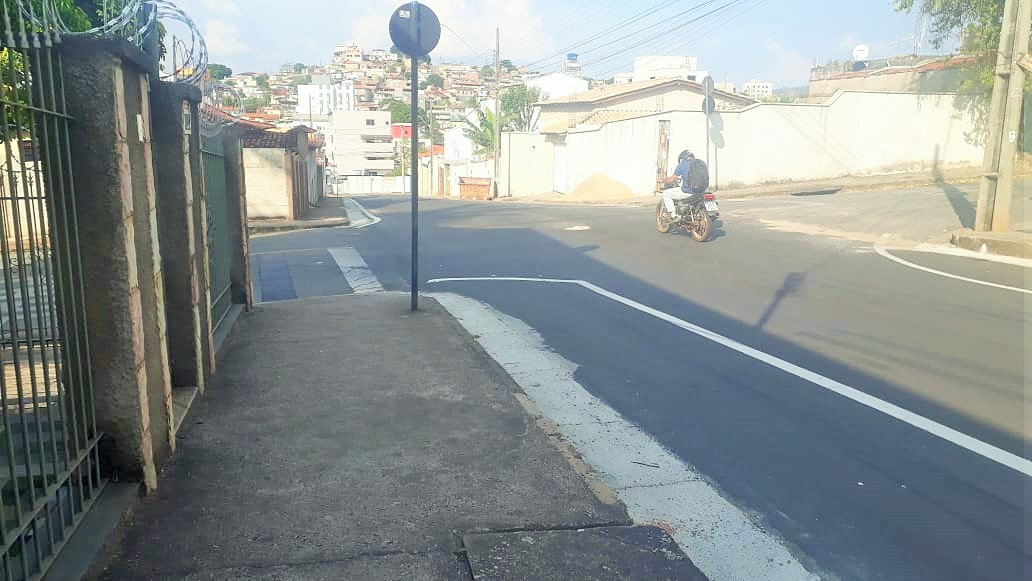 Após sequência de acidentes, Trânsito proíbe descida de veículos pesados na Rua Divinópolis, no Morro do Sol