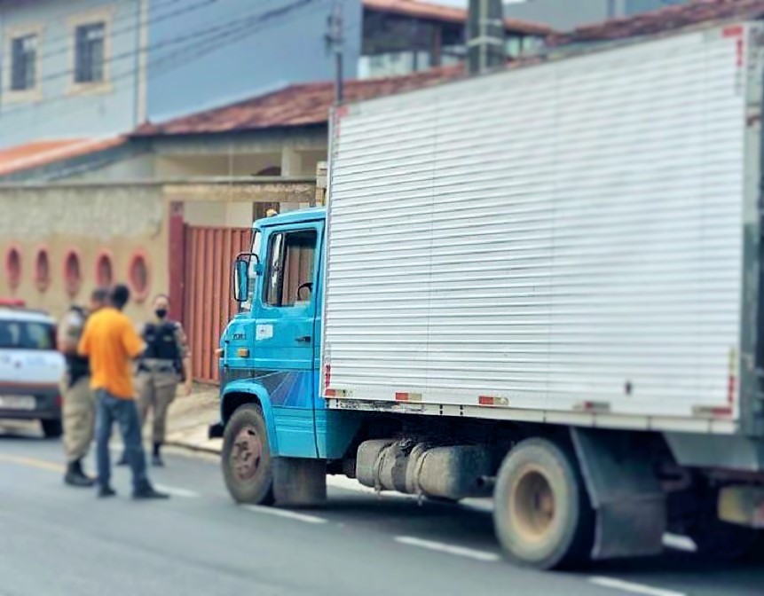 Dois caminhões multados em blitz na Rua Divinópolis, no Morro do Sol; motorista é preso por embriaguez