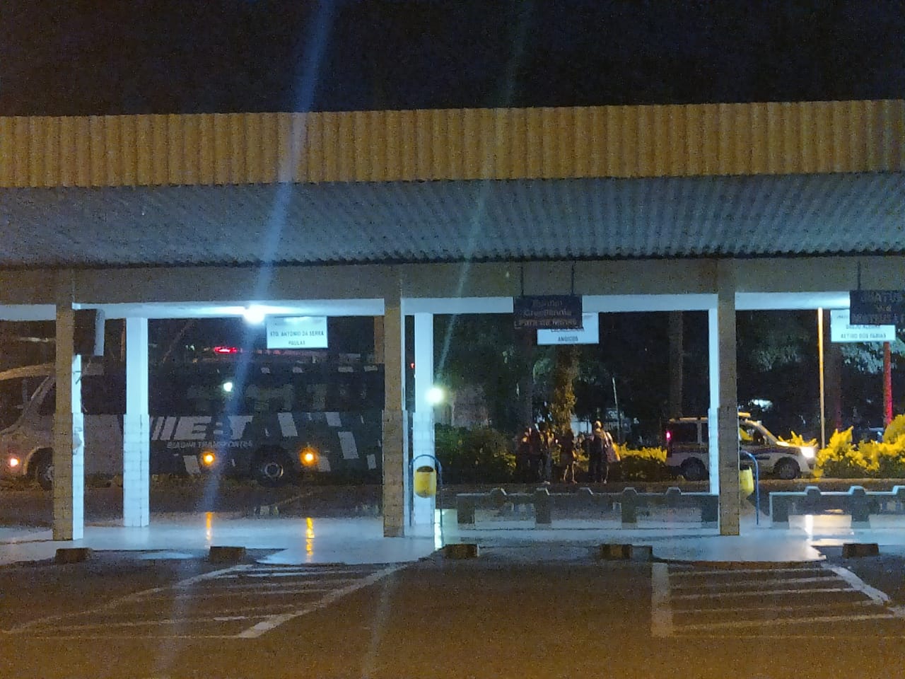 Buser é flagrado pelo DER-MG em transporte clandestino próximo à rodoviária de Itaúna