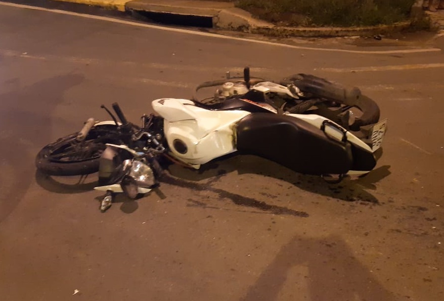 Av. JK registra acidente entre carro e motocicleta