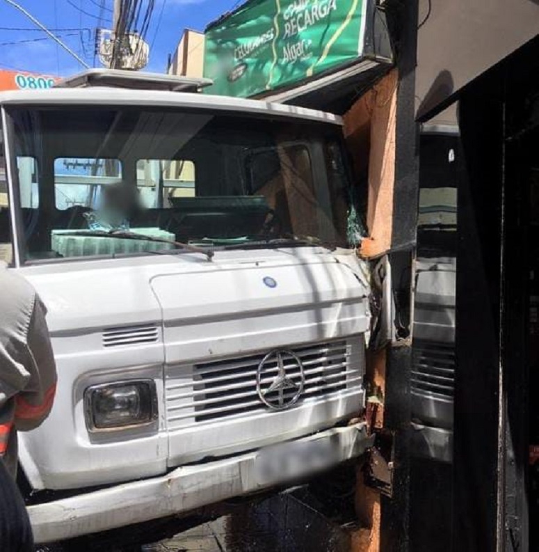 Caminhão de gás atinge loja na Rua Dr. José Gonçalves