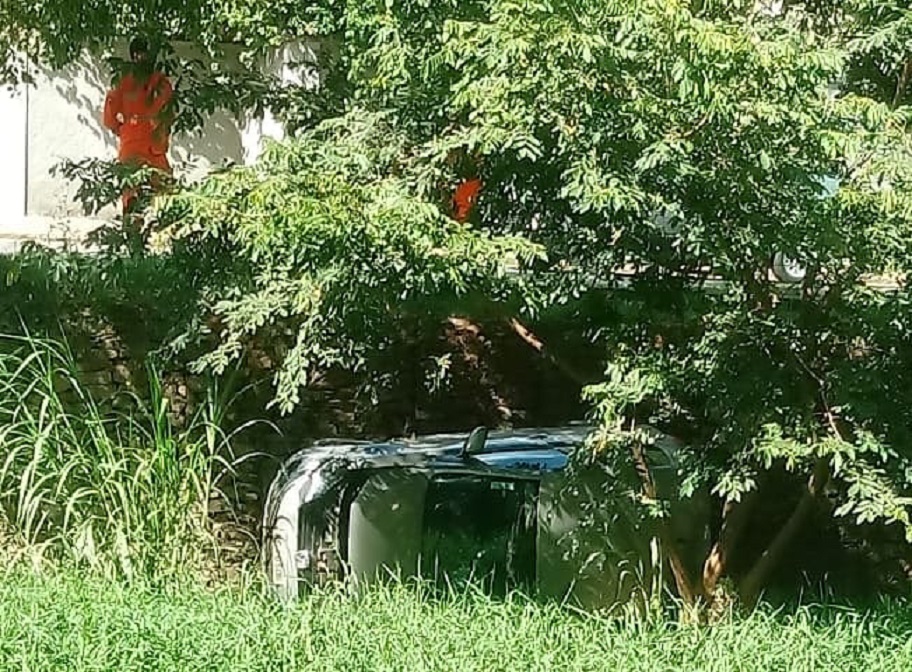 Mulher passa mal ao dirigir e carro cai no São João