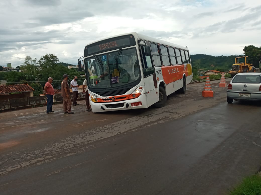 Caminhão e ônibus caem em buracos em obra do SAAE na Av. Lenhita; solo estava úmido após a chuva