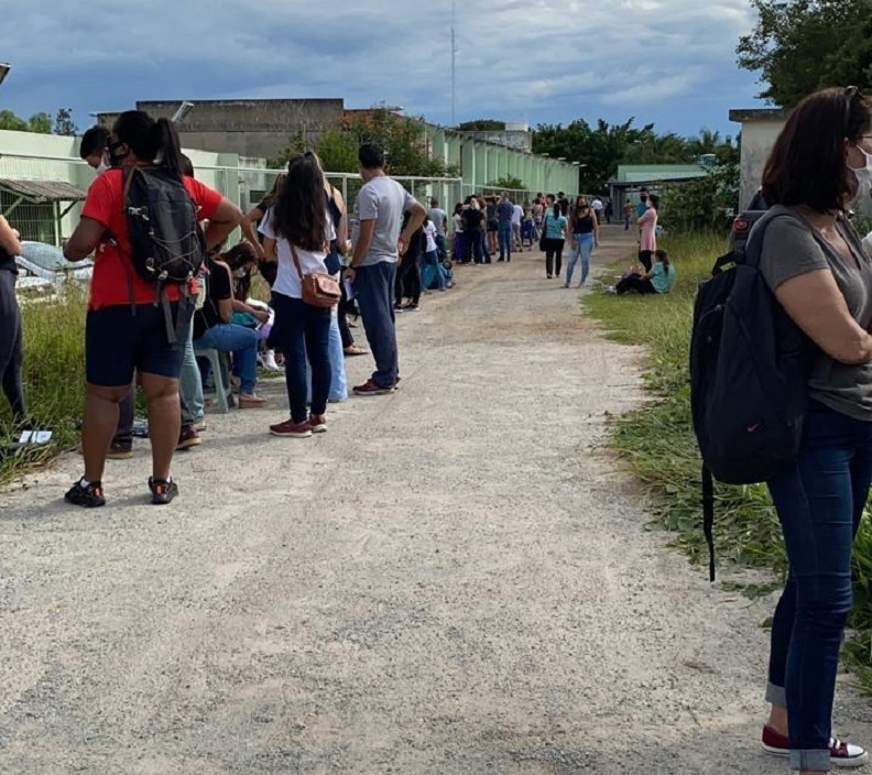 Fila de dobrar o quarteirão e reclamações em nova etapa da vacinação contra a COVID-19 em Itaúna