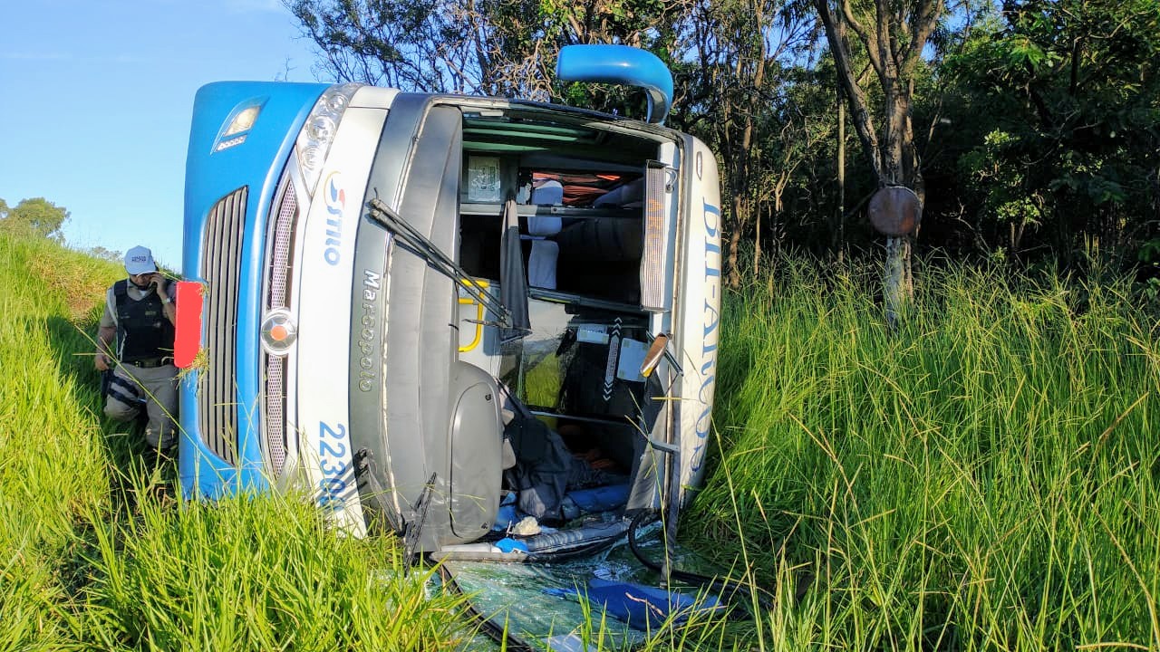 Ônibus tomba na BR-354 em Formiga: oito feridos