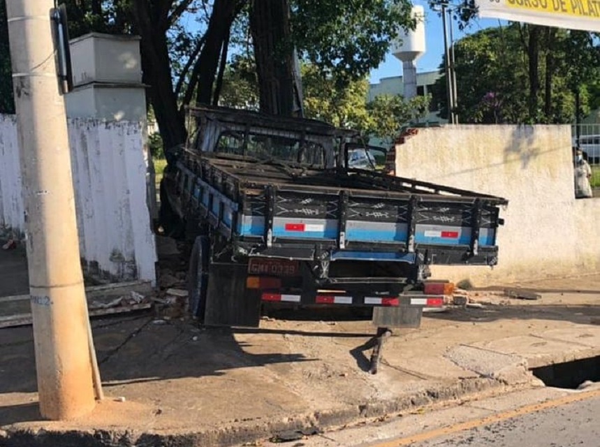 Caminhão desgovernado invade muro da Policlínica