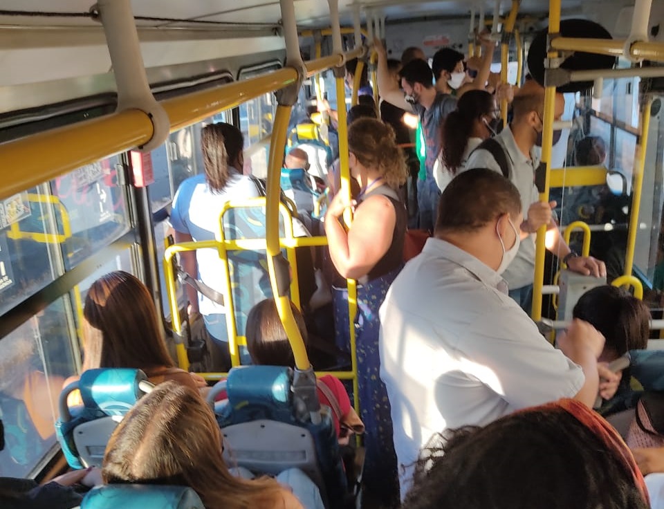 Ônibus lotados, atrasos e aglomeração no primeiro dia de onda roxa; Prefeitura promete rever viagens