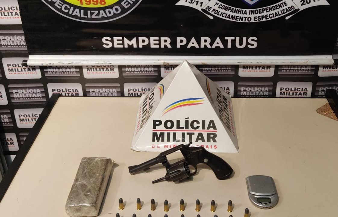 Adolescente de 17 anos e homem de 30 são flagrados pela PM com armas de fogo em Itaúna