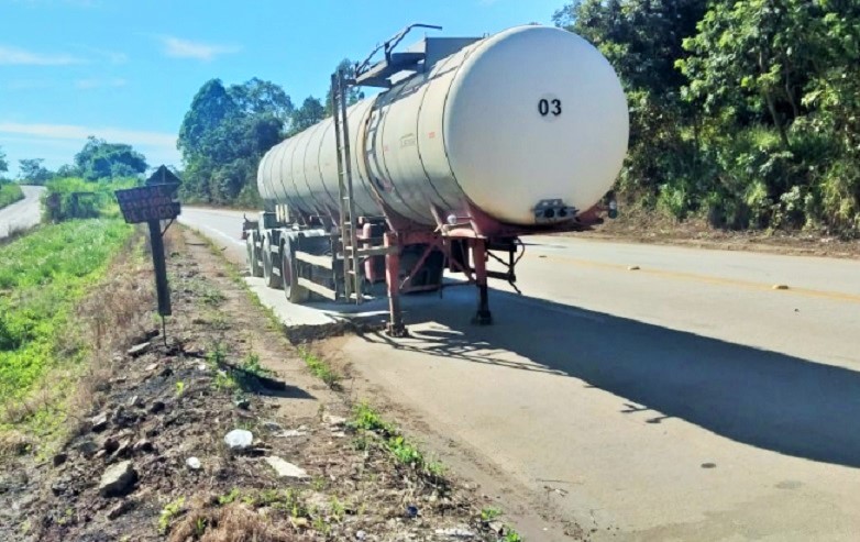 Acidente com carreta carregada com nitrato de amônia interdita, por segurança, a MG-431 em Itatiaiuçu