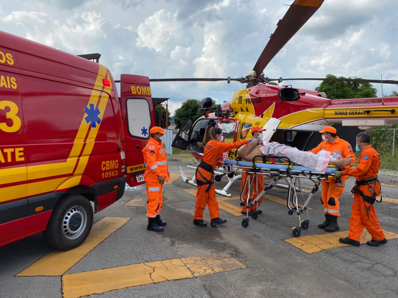 Vítima de acidente de mergulho é transferida de helicóptero em Itaúna ao Hospital João XXIII