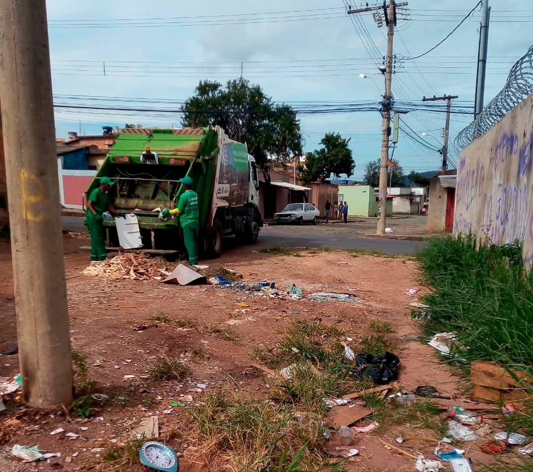 Descarte irregular de lixo: coletores limpam terreno no Morada Nova; SAAE alerta que prática é crime