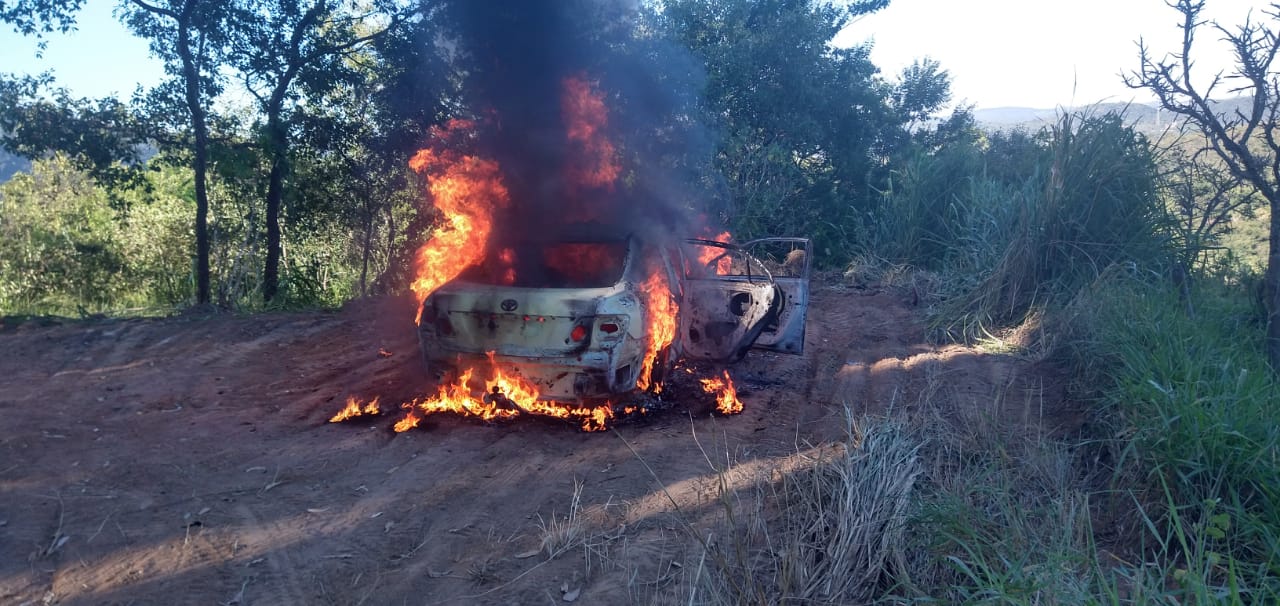 Motorista de Corolla é encontrada “perturbada”, com carro em chamas na região da Barragem do Benfica