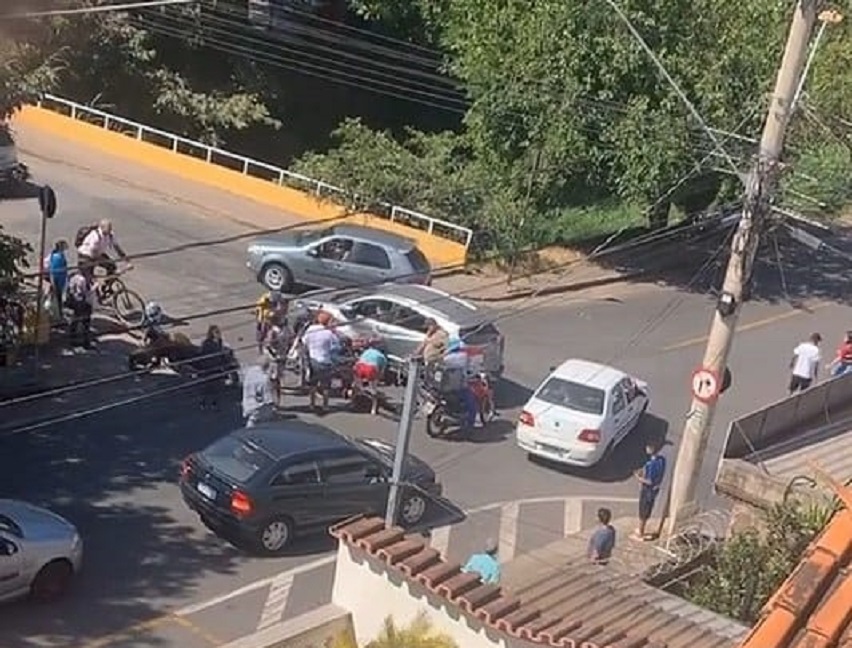 Acidente: Moradora cobra semáforo na esquina da Rua Dr. José Gonçalves com Av. São João