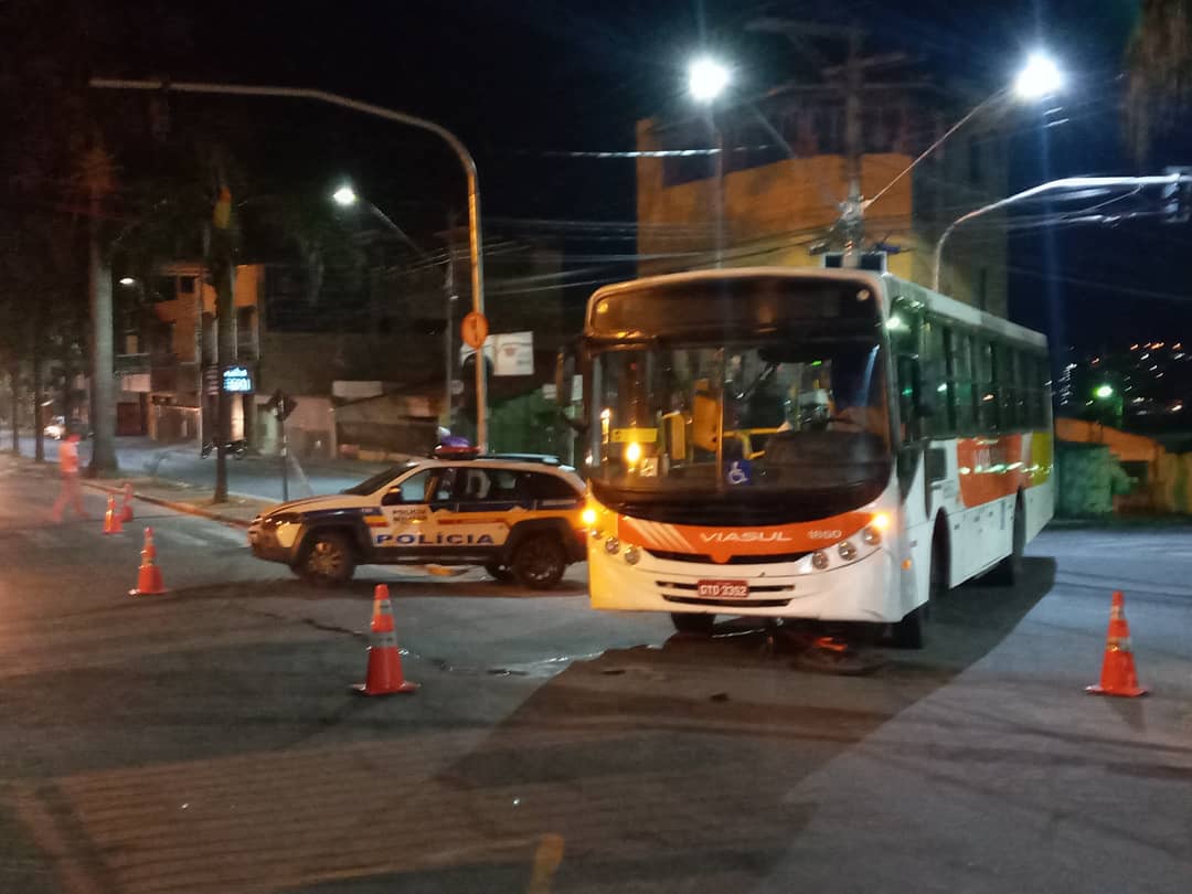Ciclista de 21 anos não resiste e morre após colisão com ônibus na Av. Manoel da Custódia