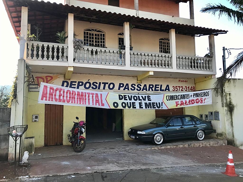 Moradores de Itatiaiuçu protestam por celeridade no cumprimento de indenizações da ArcelorMittal