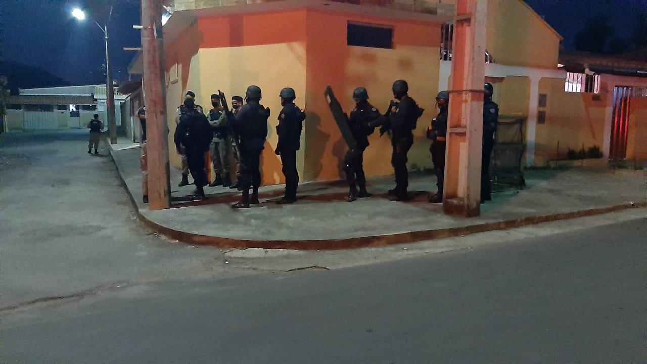 Tensão no Jadir Marinho: homem se entrega à polícia após manter família como refém