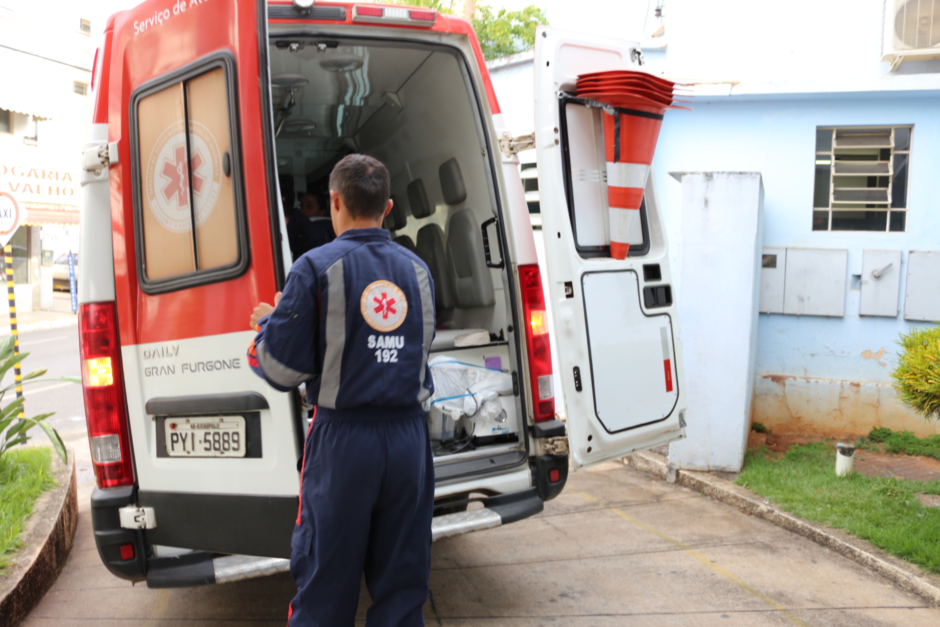 Agressores atacam ambulância do SAMU durante atendimento à vítima, no Morada Nova