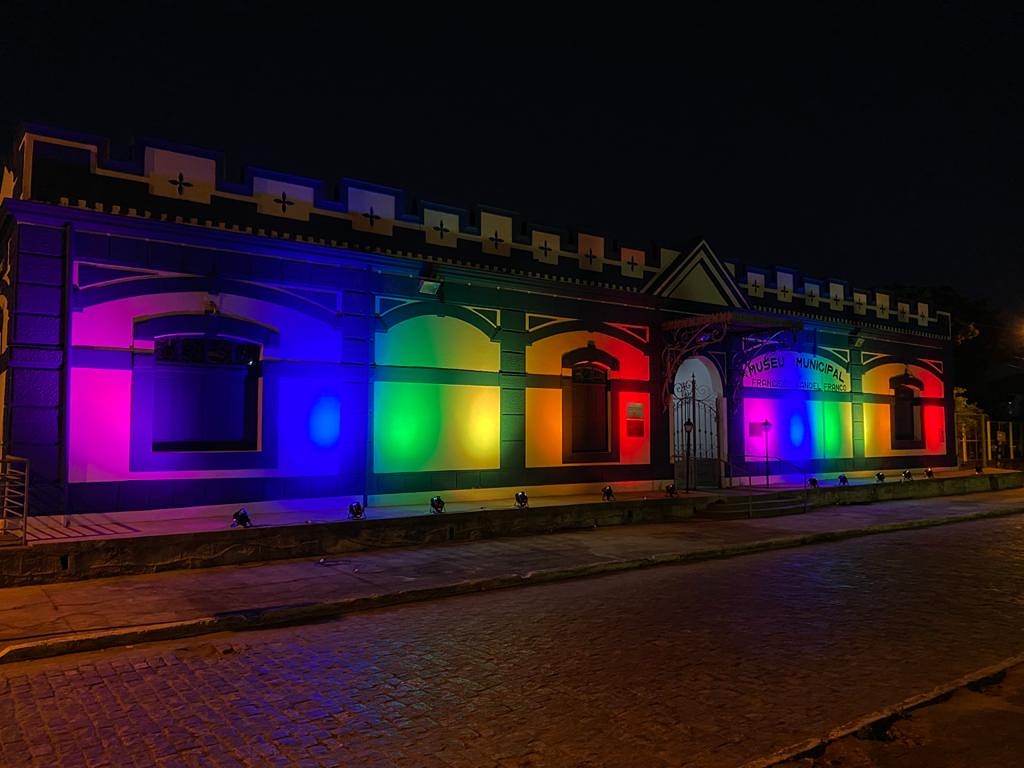 Iluminação no Museu Municipal Francisco Manoel Franco homenageia comunidade LGBTQIA+ em Itaúna