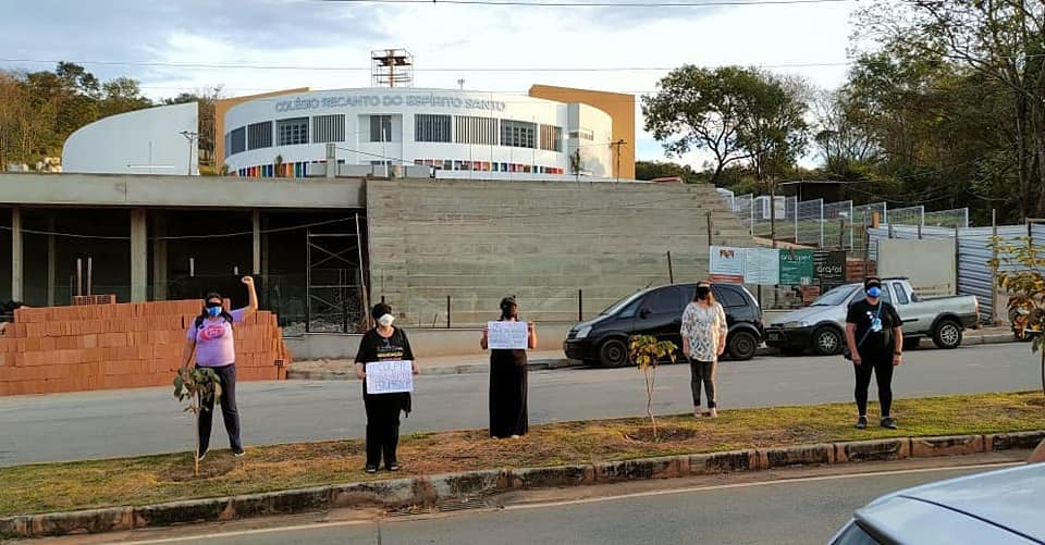 Cidadãos protestam em frente à colégio após post responsabilizar a vítima por estupro