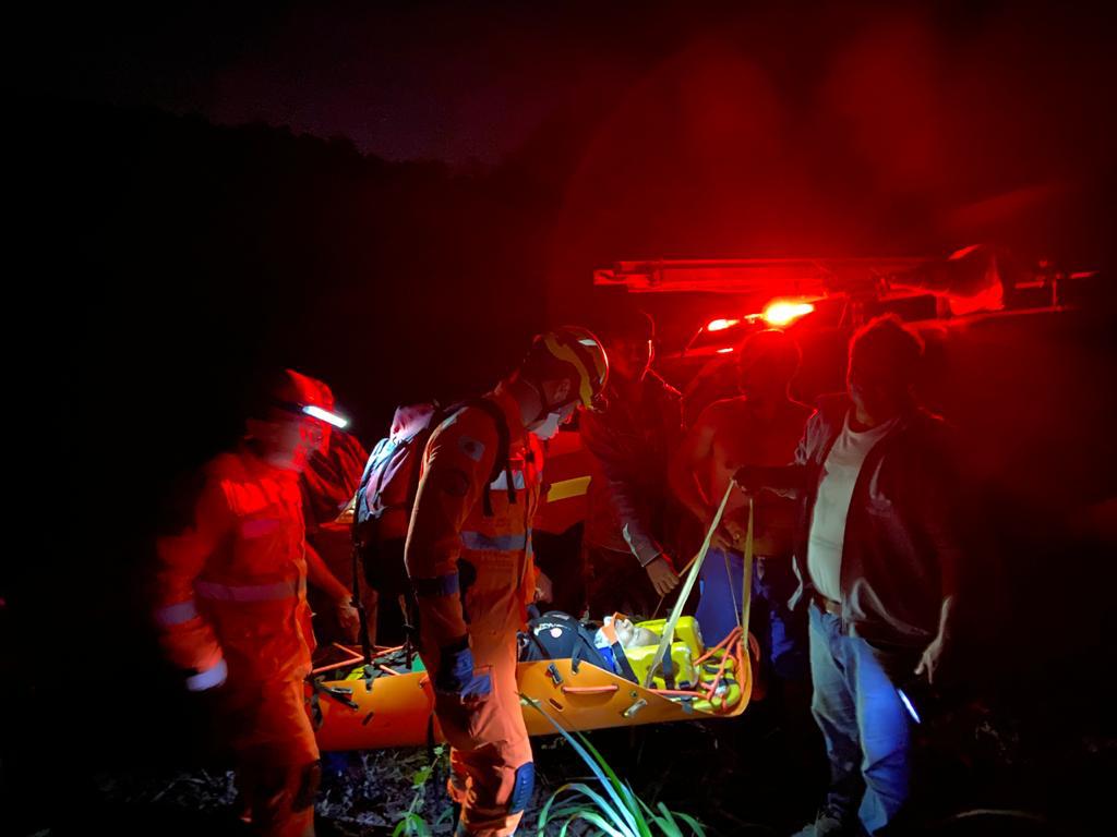 Mulher é resgatada em buraco de 7 metros no Sumidouro, na zona rural de Itaúna