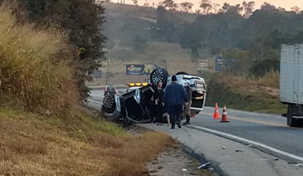 Carro capota após colisão na MG-050 em Divinópolis