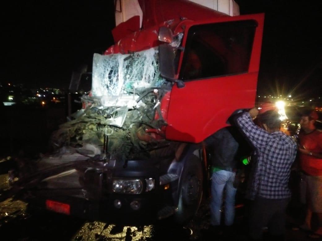 Motorista é retirado das ferragens após colisão entre carretas na MG-050, em Itaúna; veja fotos