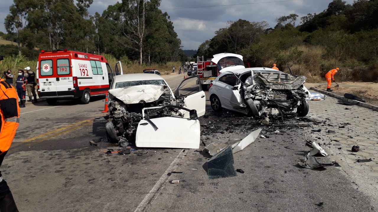 Colisão frontal entre dois carros deixa um morto e dois feridos na MG-431, próximo à Pará de Minas