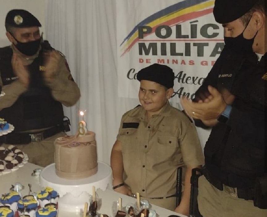 Militares participam de festa de garoto de 8 anos admirador da PM, em Itaúna