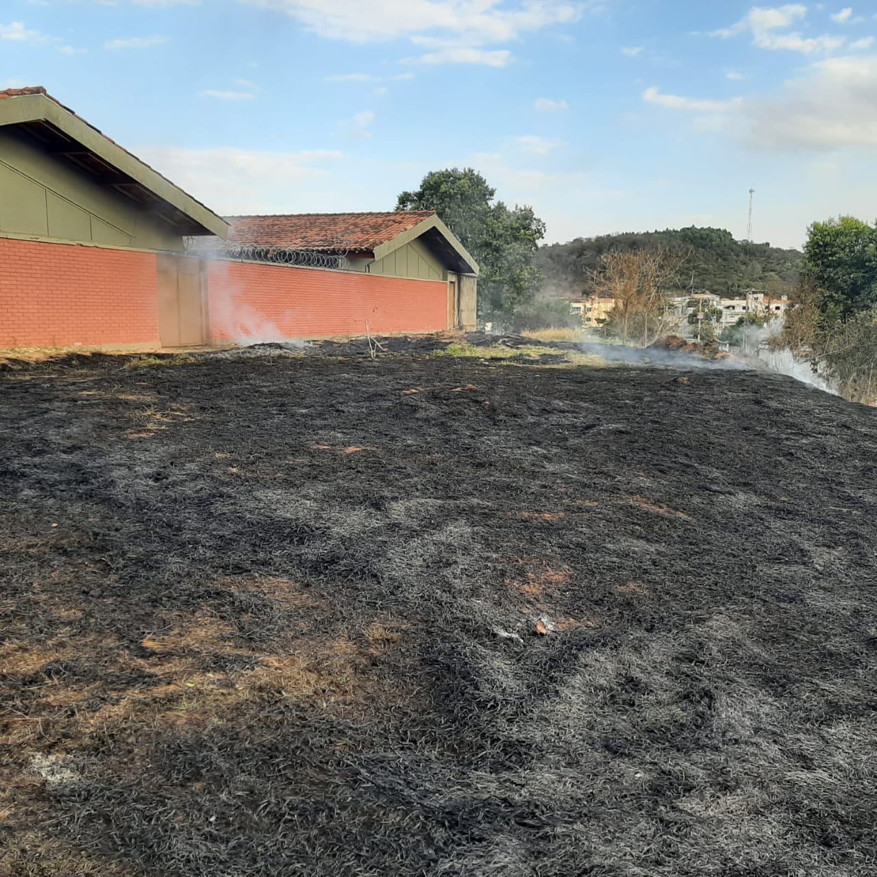 Terreno da escola Gilka Drumond, no Lourdes, é alvo de queimada; funcionários apagam fogo