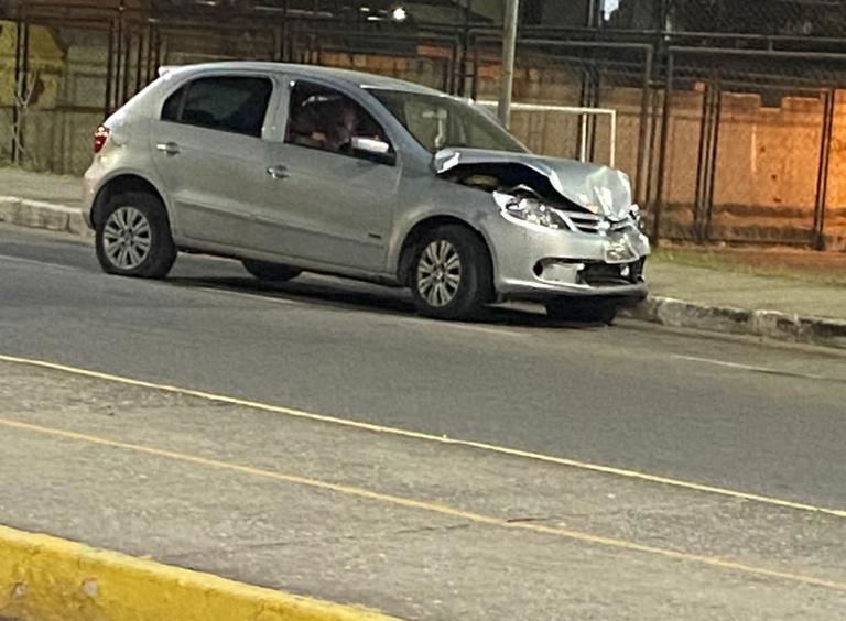 Motorista perde o controle em conversão na Jove Soares, atravessa pista e atinge ônibus estacionado