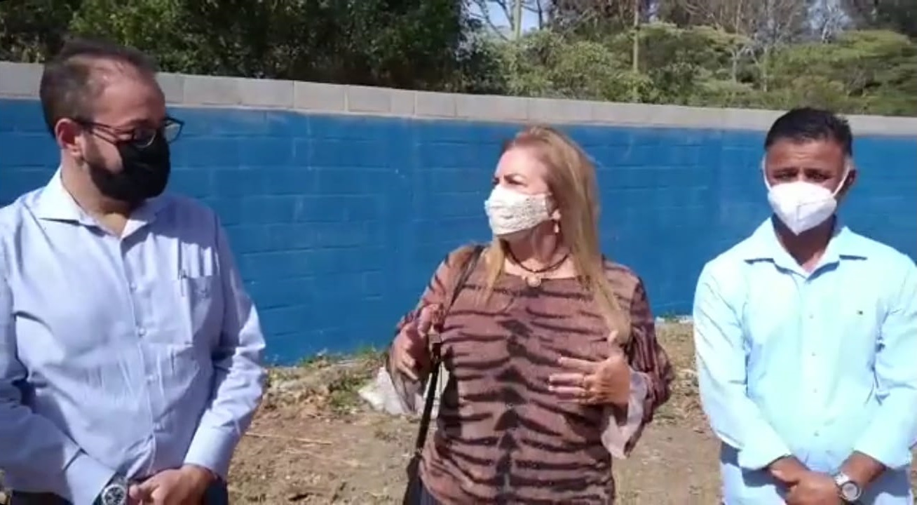 Com retorno liberado na rede estadual, vice-prefeita e deputado inauguram muro de escola no Itaunense